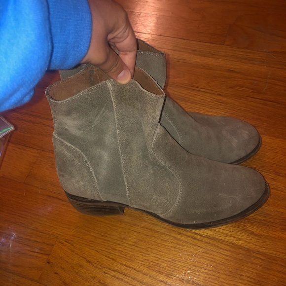 Light Grey Ming Suede Ankle Booties. Size 8 - Picture 2 of 4